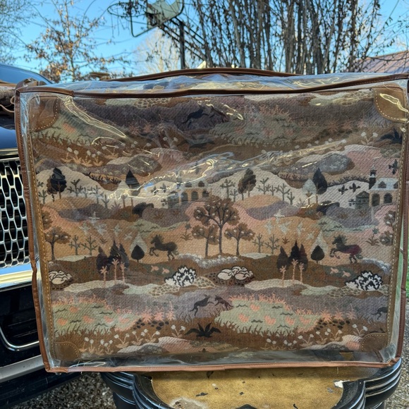 Vintage French Luggage Countryside with Unicorns Tapestry Travel Bag with cover - Picture 4 of 15